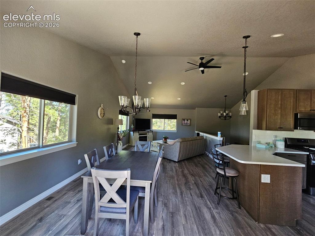 Image 5 of 21: Dining Area