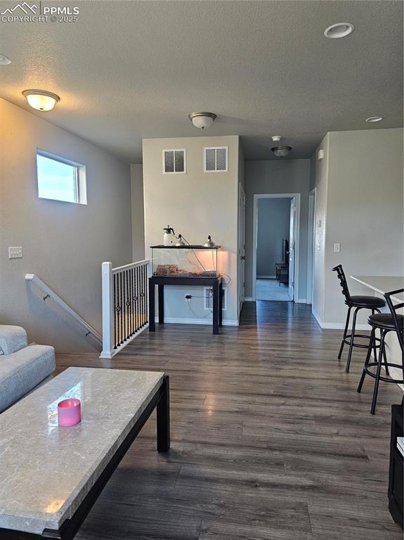 Image 10 of 30: Living Room