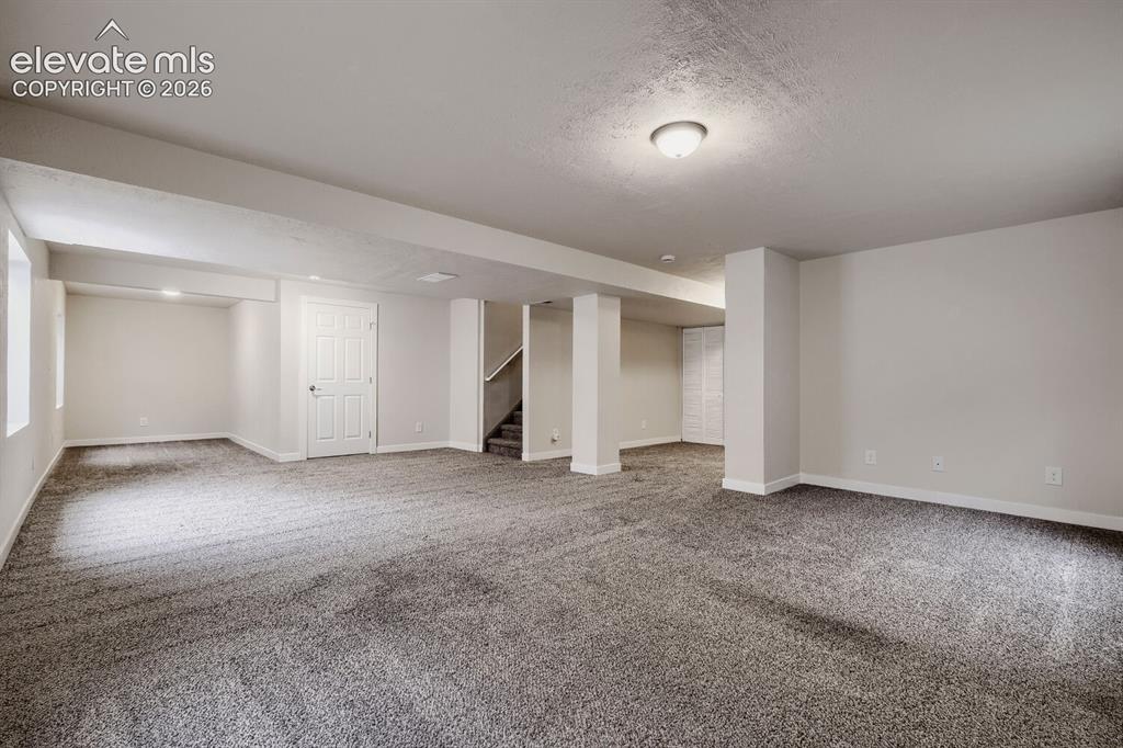 Image 16 of 31: Dining Room