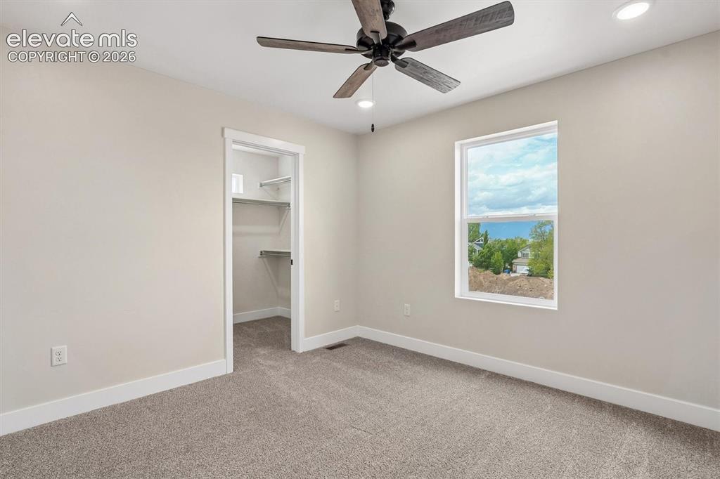 Image 16 of 26: Bedroom