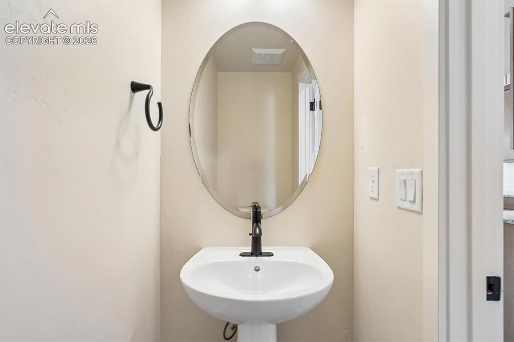 Image 24 of 26: Bathroom