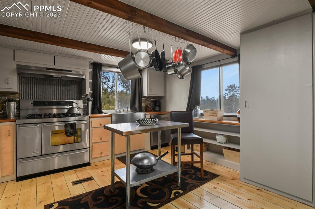 Image 10 of 37: Kitchen