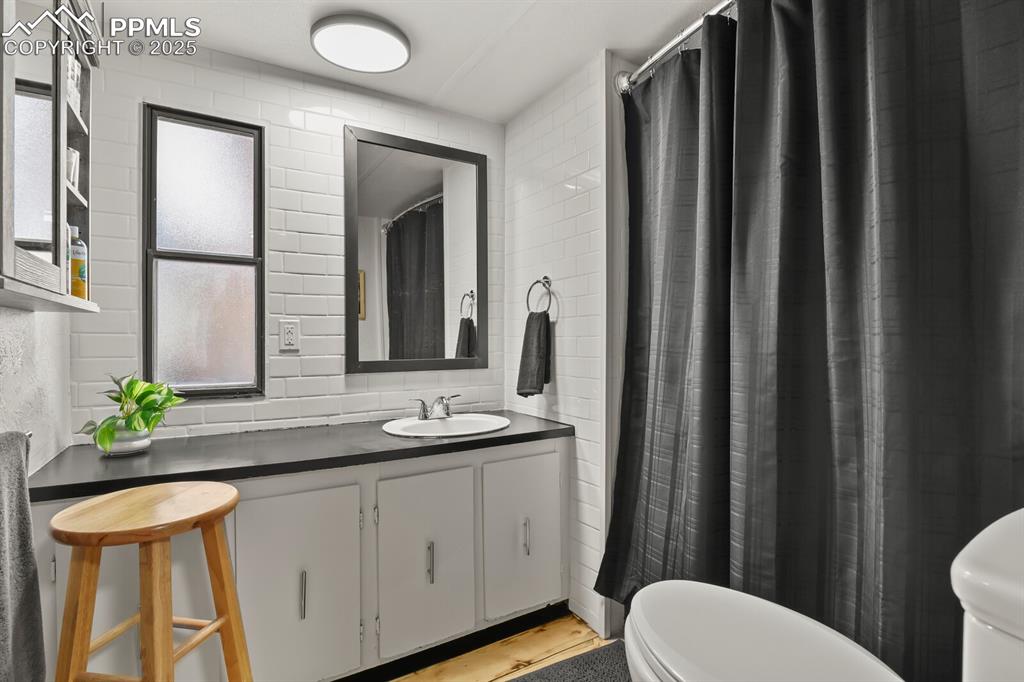 Image 14 of 37: Bathroom