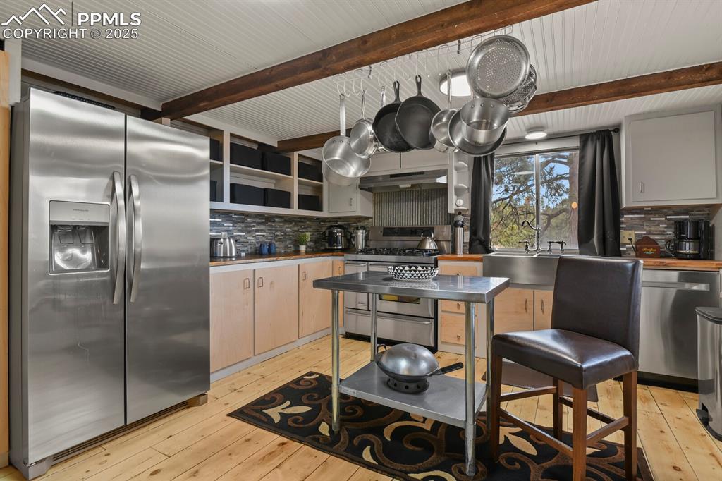 Image 7 of 37: Kitchen