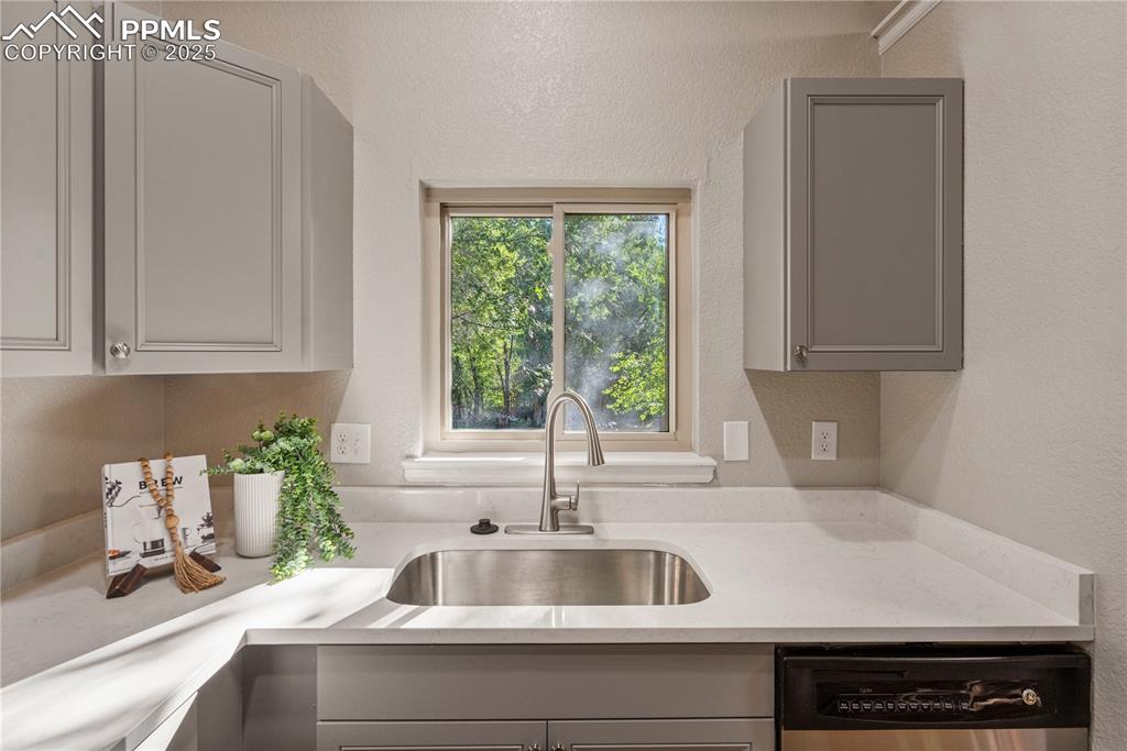 Image 10 of 24: Kitchen