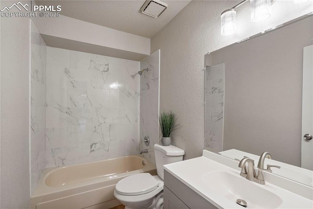 Image 13 of 24: Bathroom