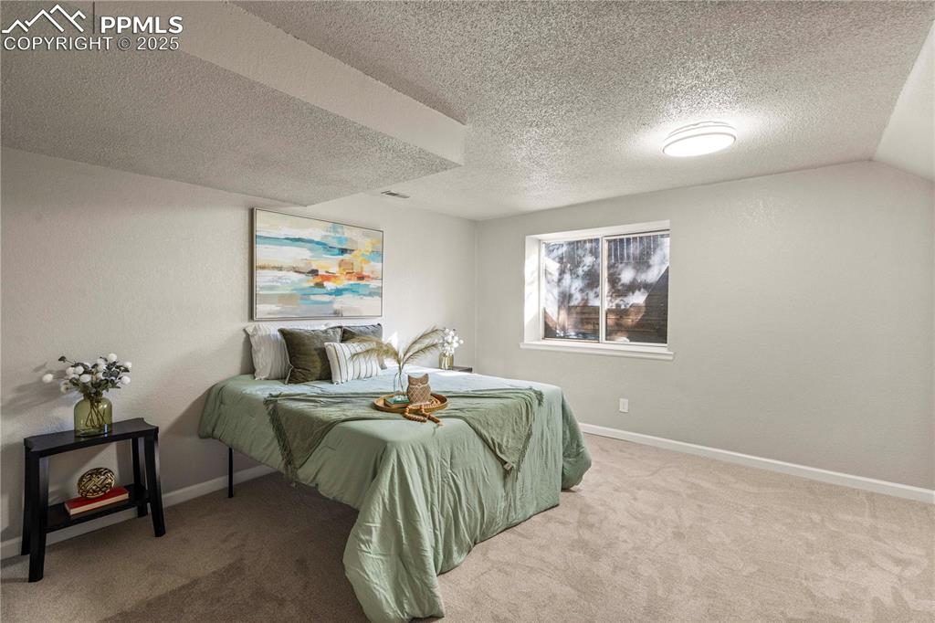 Image 16 of 24: Bedroom