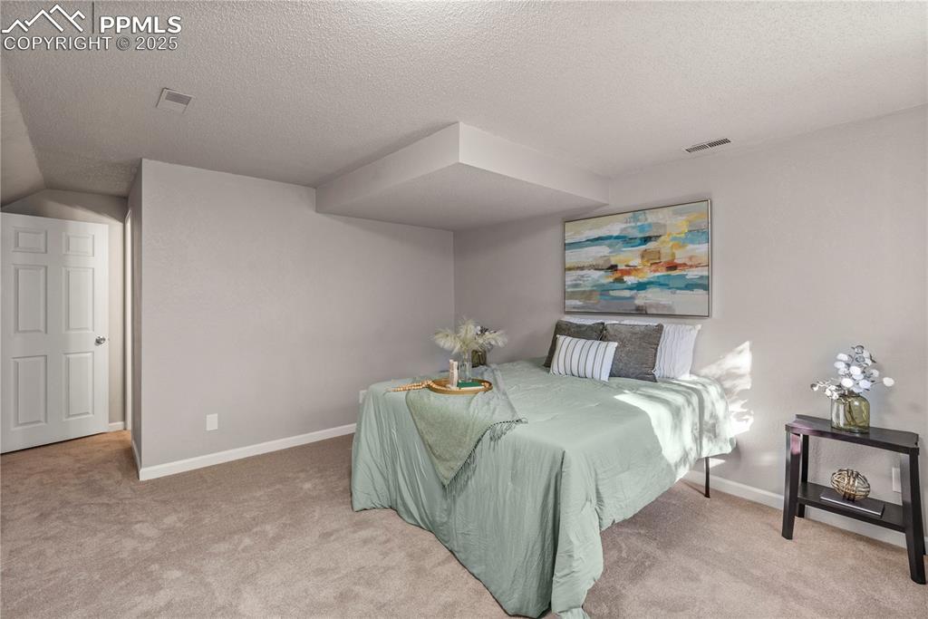 Image 18 of 24: Bedroom