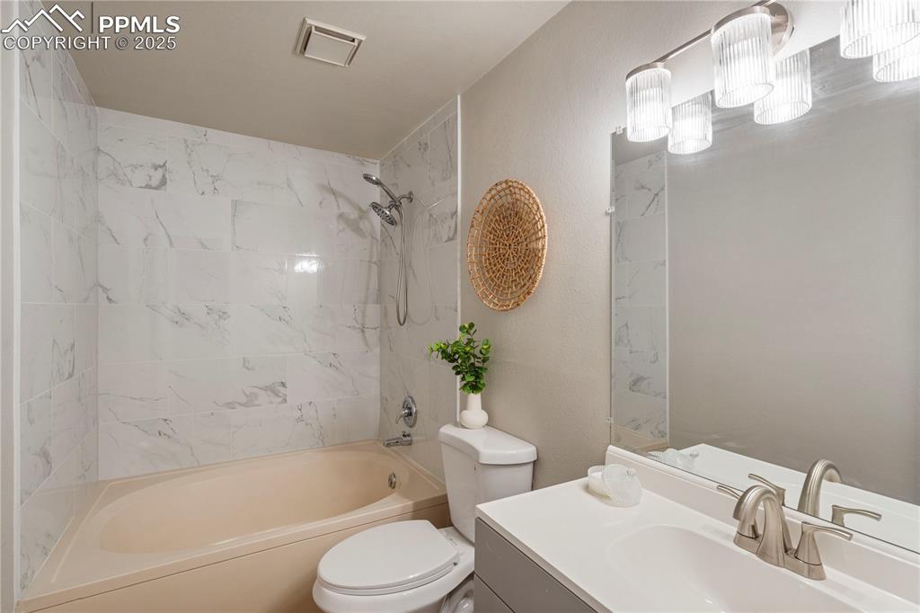 Image 21 of 24: Bathroom