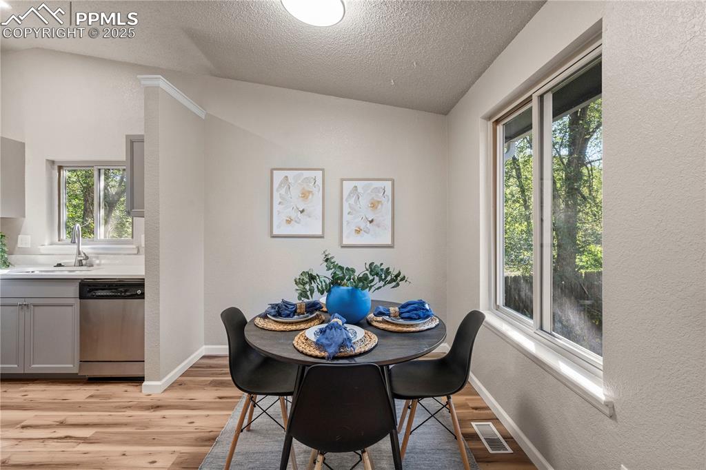 Image 7 of 24: Dining Area