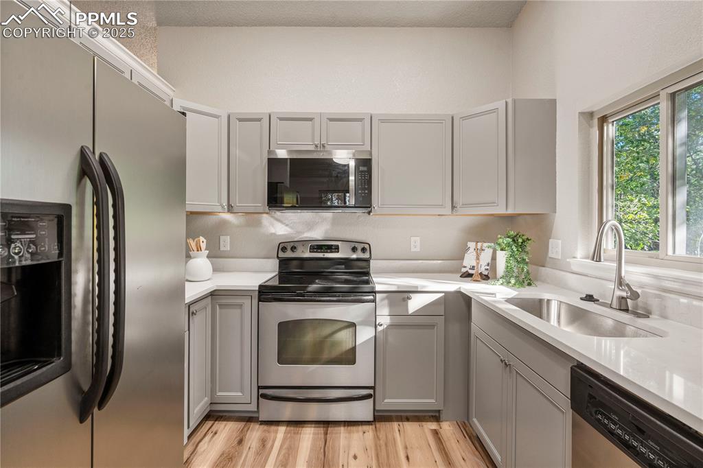 Image 9 of 24: Kitchen