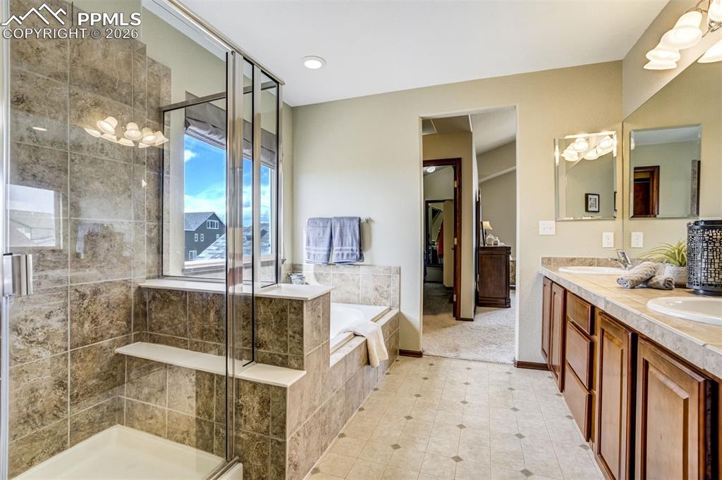 Image 27 of 45: Main level 1/2 bath 