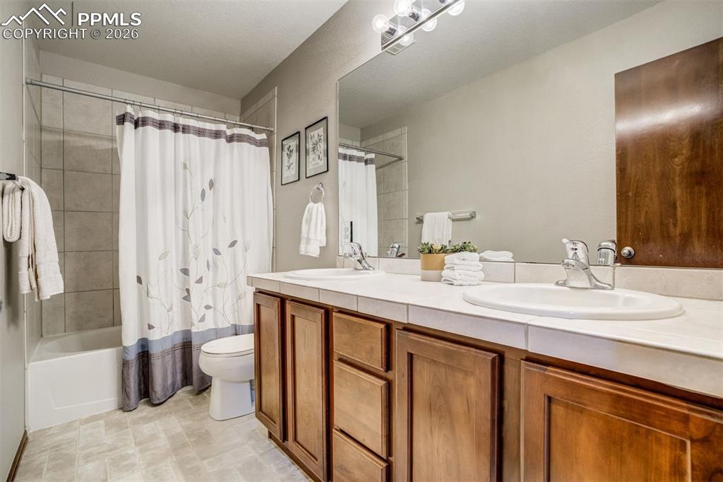 Image 32 of 45: Double sinks and undercabinet storage provide a nice separation of space