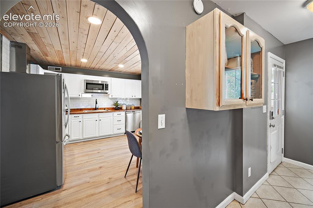 Image 11 of 46: Kitchen