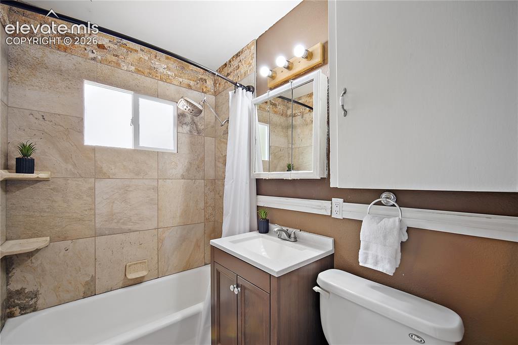 Image 14 of 46: Bathroom