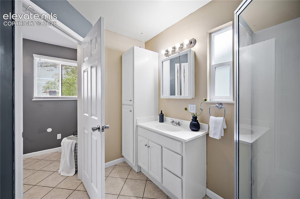Image 20 of 46: Bathroom