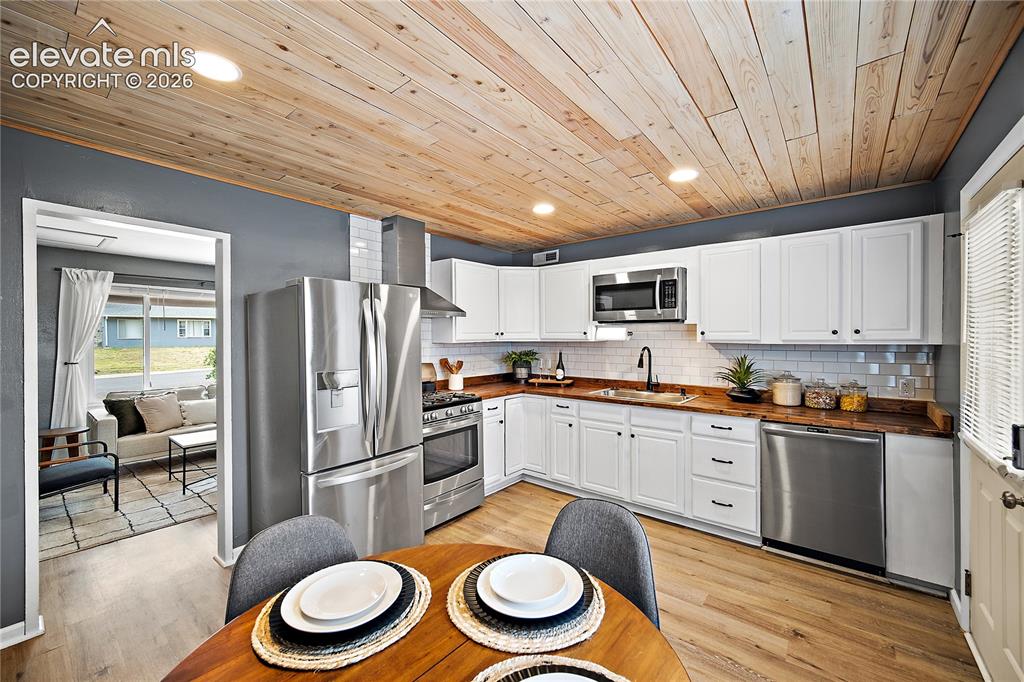 Image 5 of 46: Kitchen