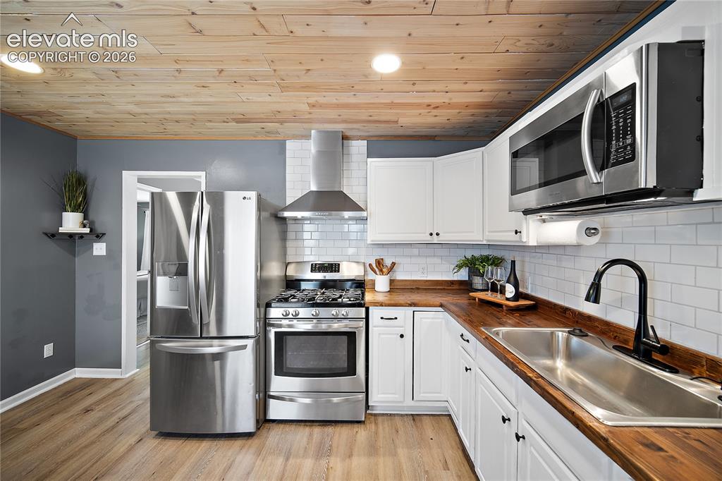 Image 6 of 46: Kitchen