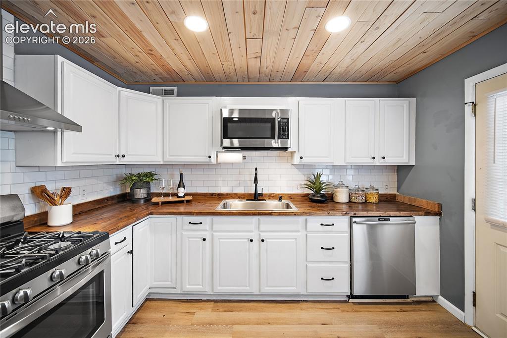 Image 7 of 46: Kitchen