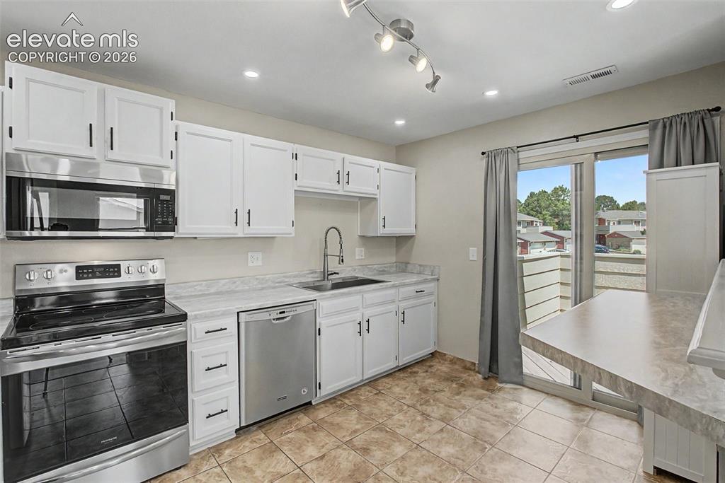 Image 13 of 40: Kitchen