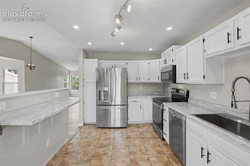 Image 14 of 40: Kitchen