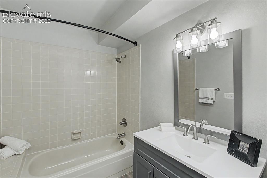 Image 19 of 40: Bathroom