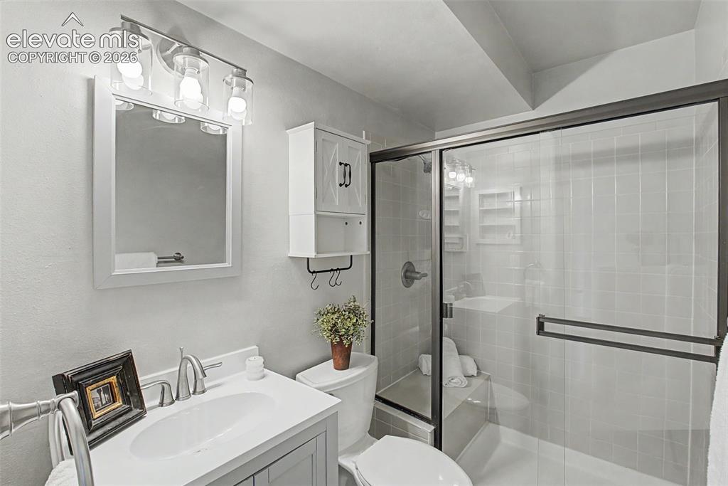 Image 24 of 40: Bathroom