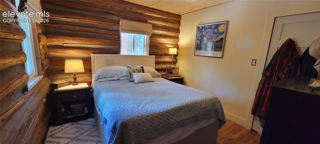Image 17 of 30: Bedroom
