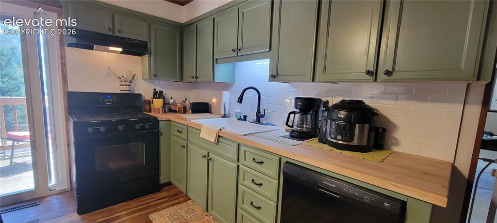 Image 7 of 30: Kitchen