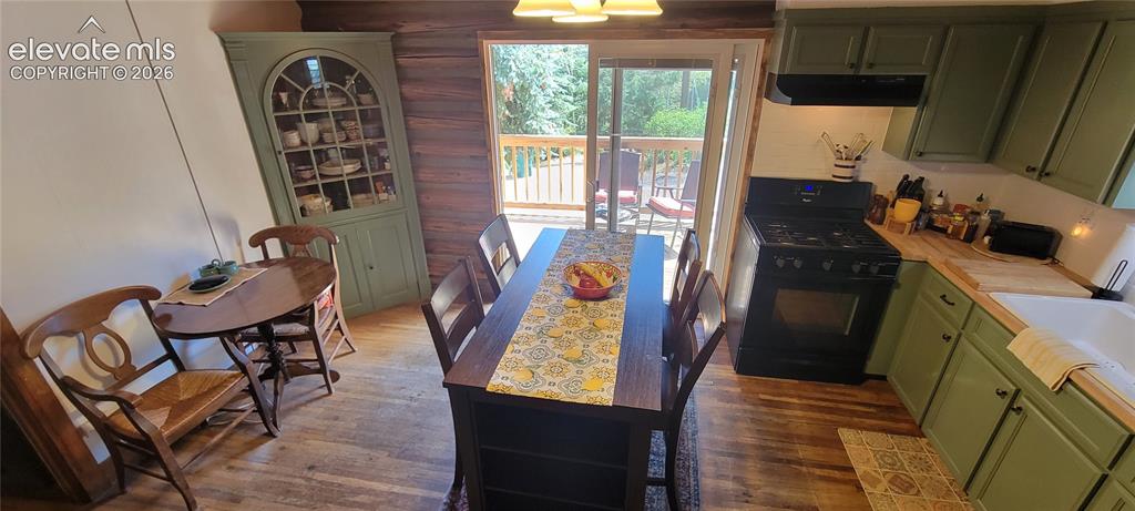 Image 8 of 30: Kitchen