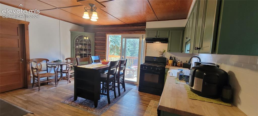 Image 9 of 30: Kitchen