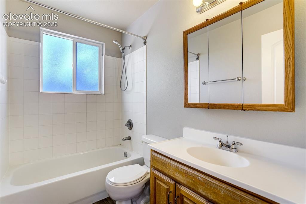 Image 17 of 35: Bathroom