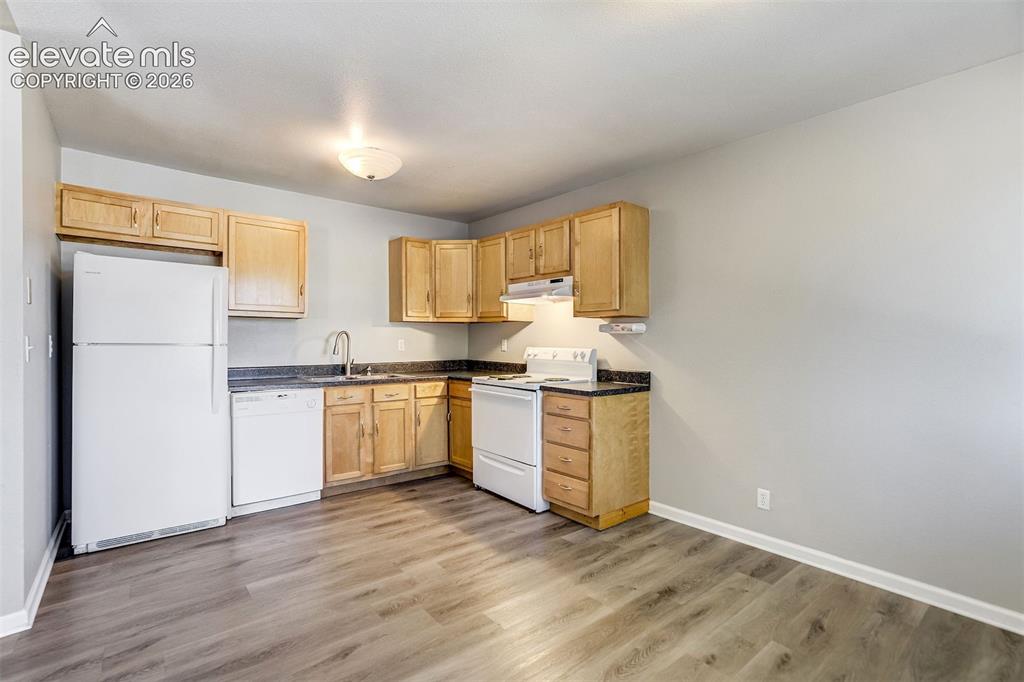 Image 9 of 35: Kitchen