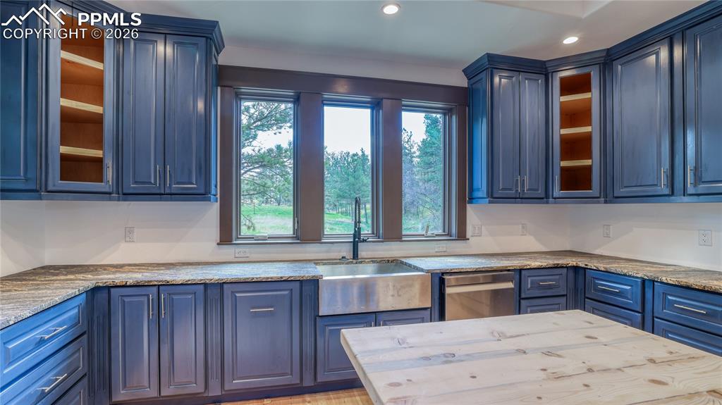 Image 18 of 37: KITCHEN/DINING AREA