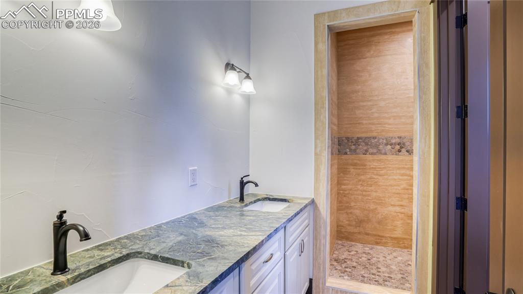 Image 22 of 37: MAIN LEVEL ENUITE BATHROOM