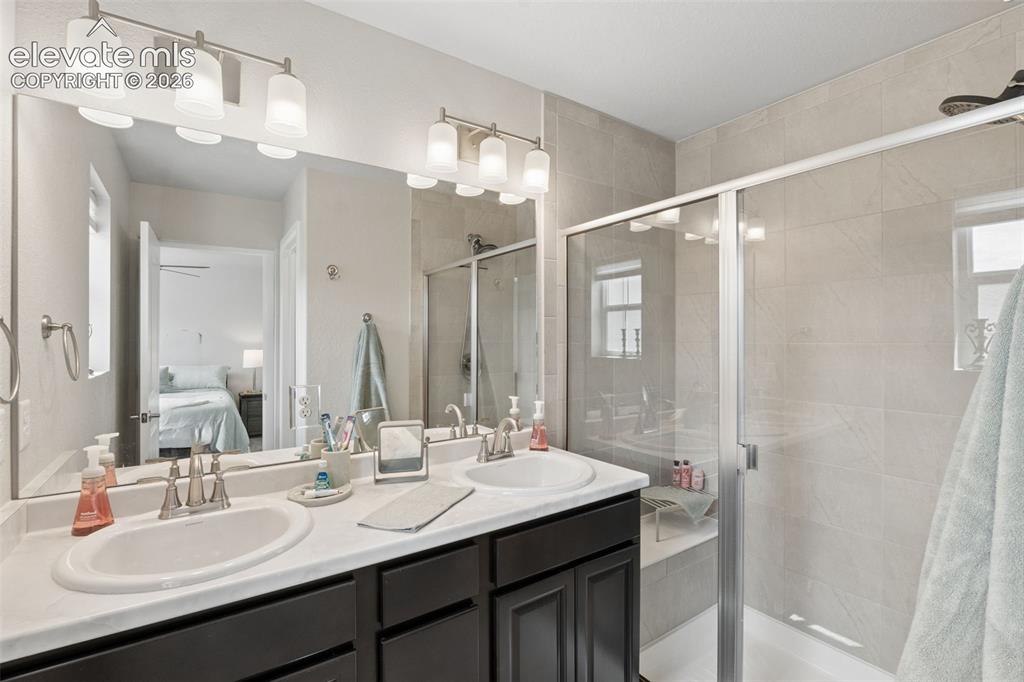 Image 19 of 27: Bathroom