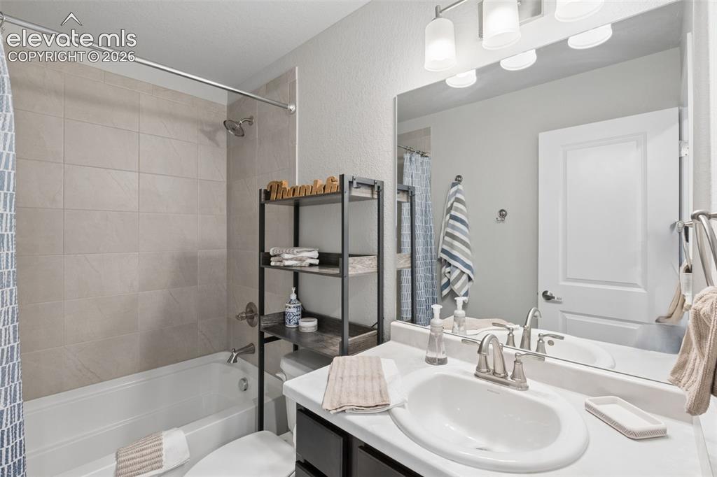 Image 22 of 27: Bathroom