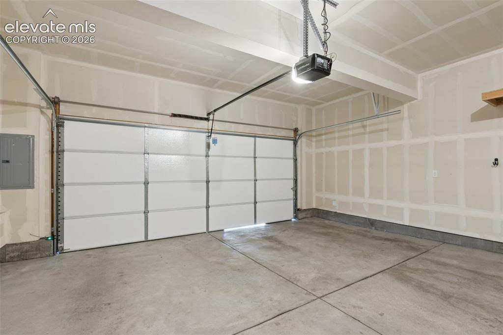 Image 26 of 27: Garage