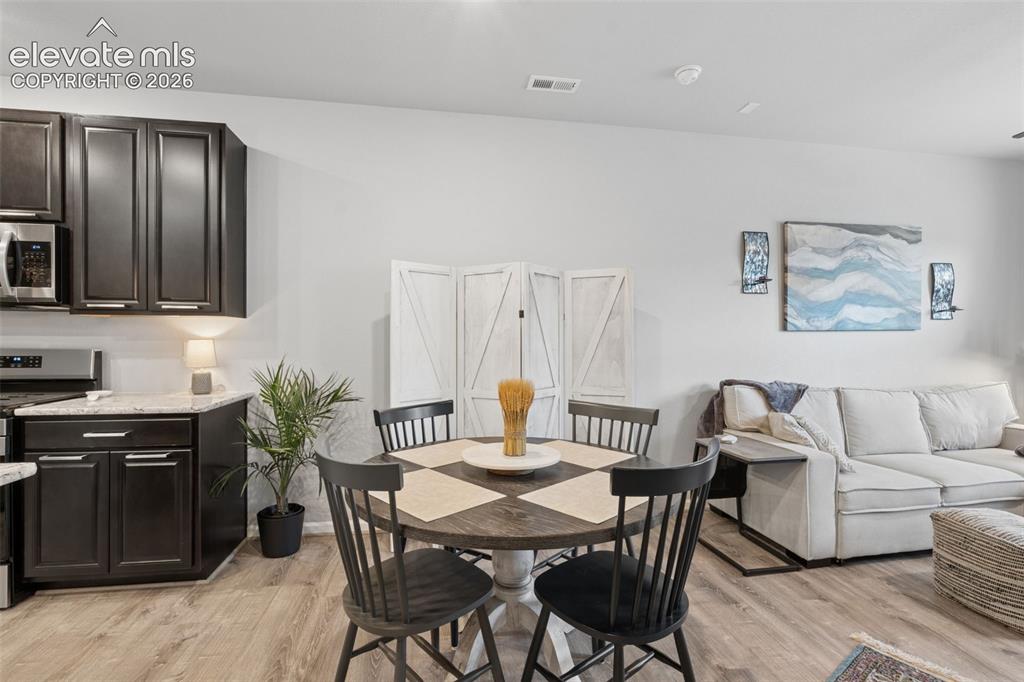 Image 8 of 27: Dining Area