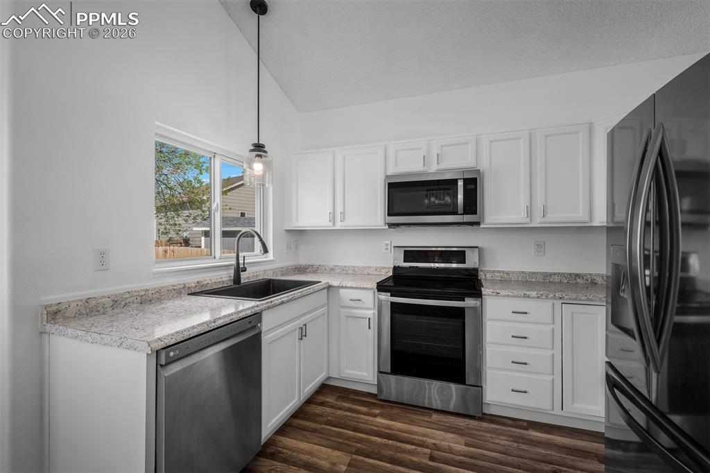 Image 10 of 45: Kitchen