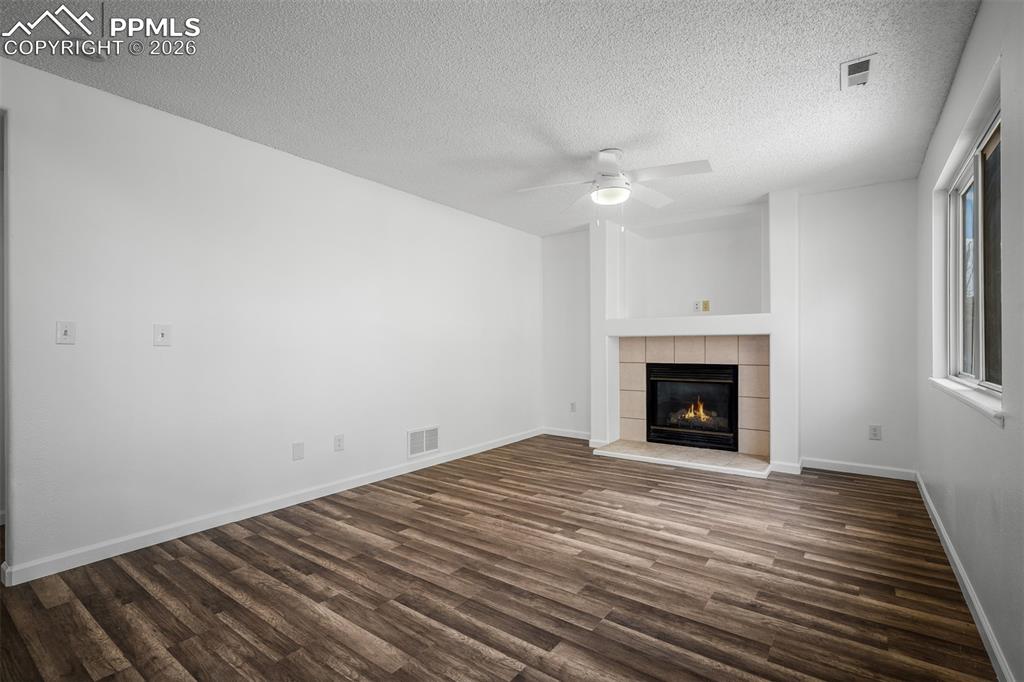 Image 17 of 45: Living Room