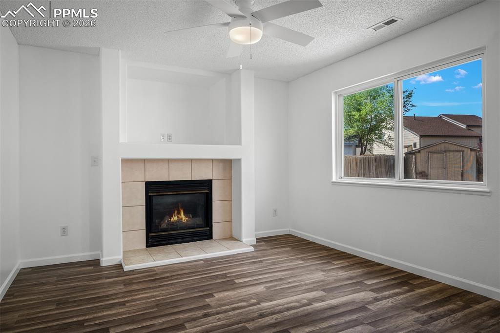 Image 18 of 45: Living Room