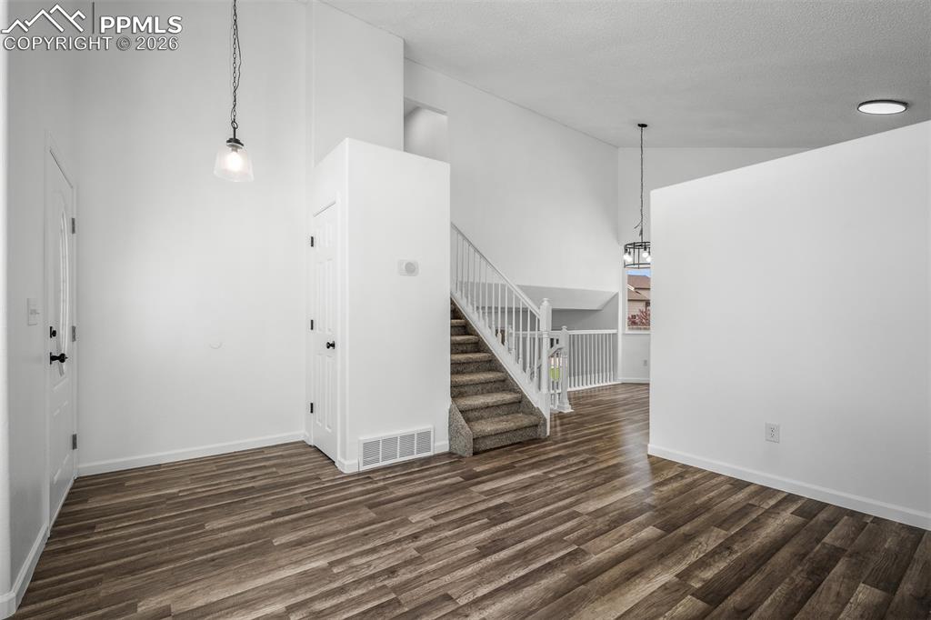 Image 21 of 45: Living Room