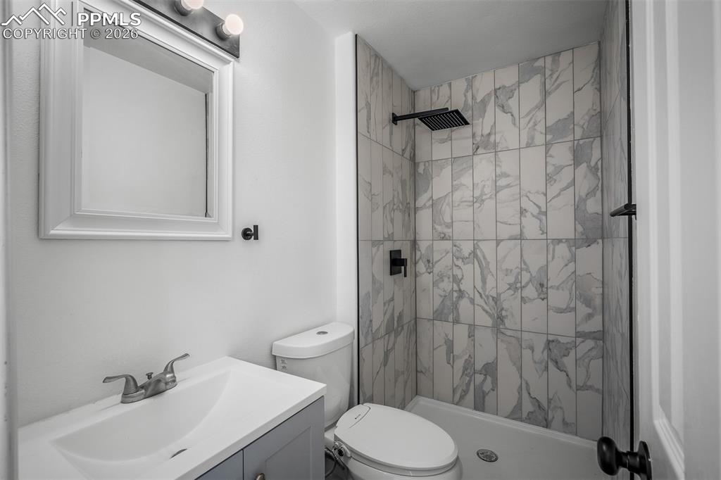 Image 26 of 45: Bathroom