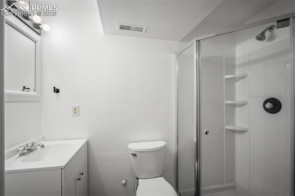 Image 33 of 45: Bathroom