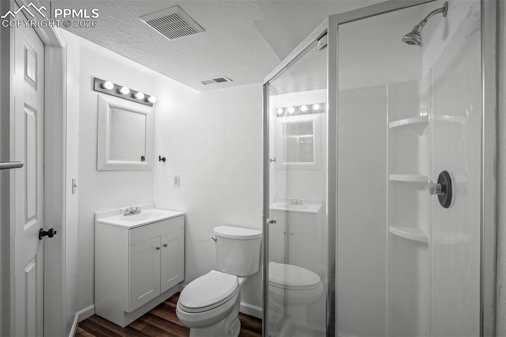 Image 34 of 45: Bathroom