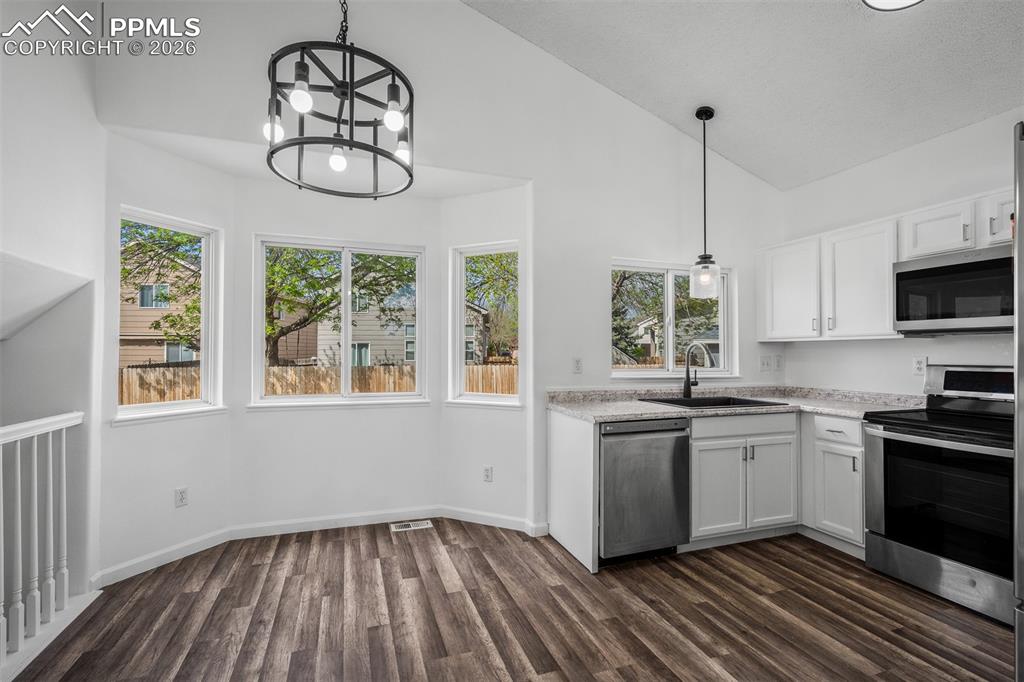 Image 7 of 45: Kitchen