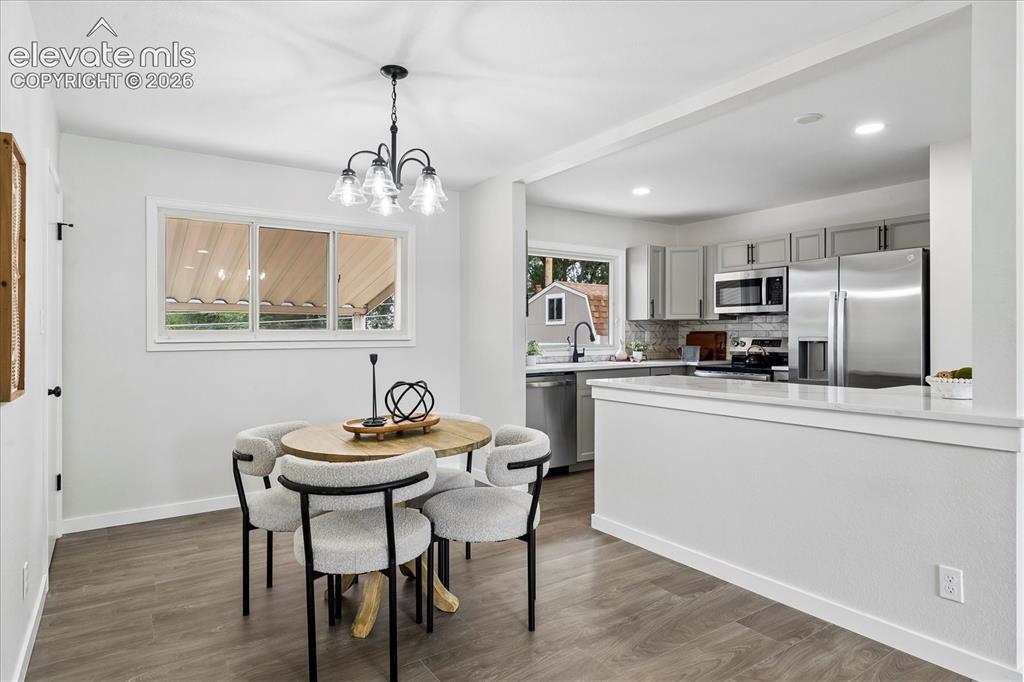 Image 6 of 21: Dining Area