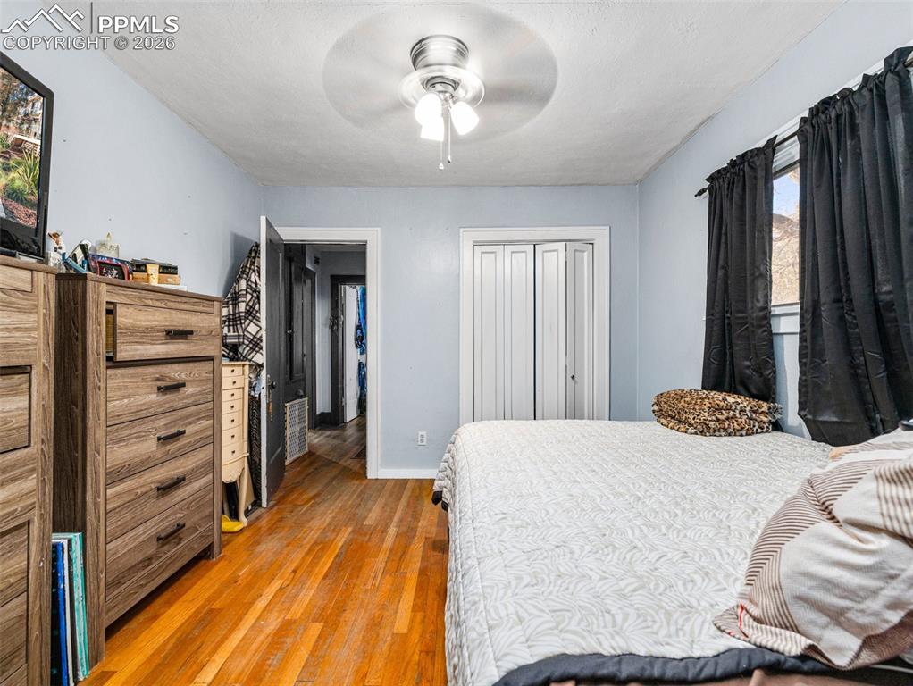 Image 10 of 25: Bedroom