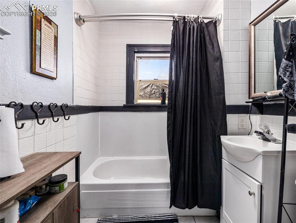 Image 12 of 25: Bathroom